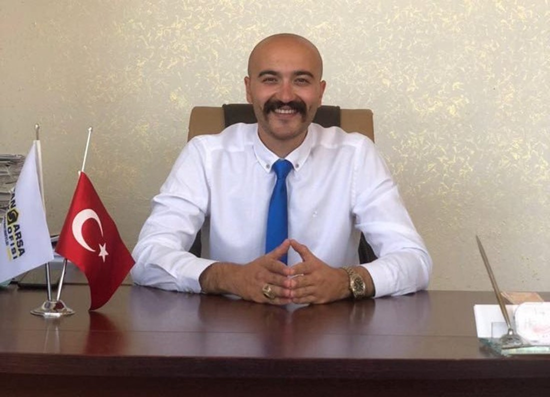 GENÇ İŞ ADAMI SİYASETE SOYUNDU