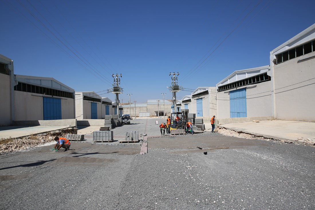 BÜYÜKŞEHİR’DEN MESLEK SİTESİ YOLLARINA KİLİTLİ PARKE