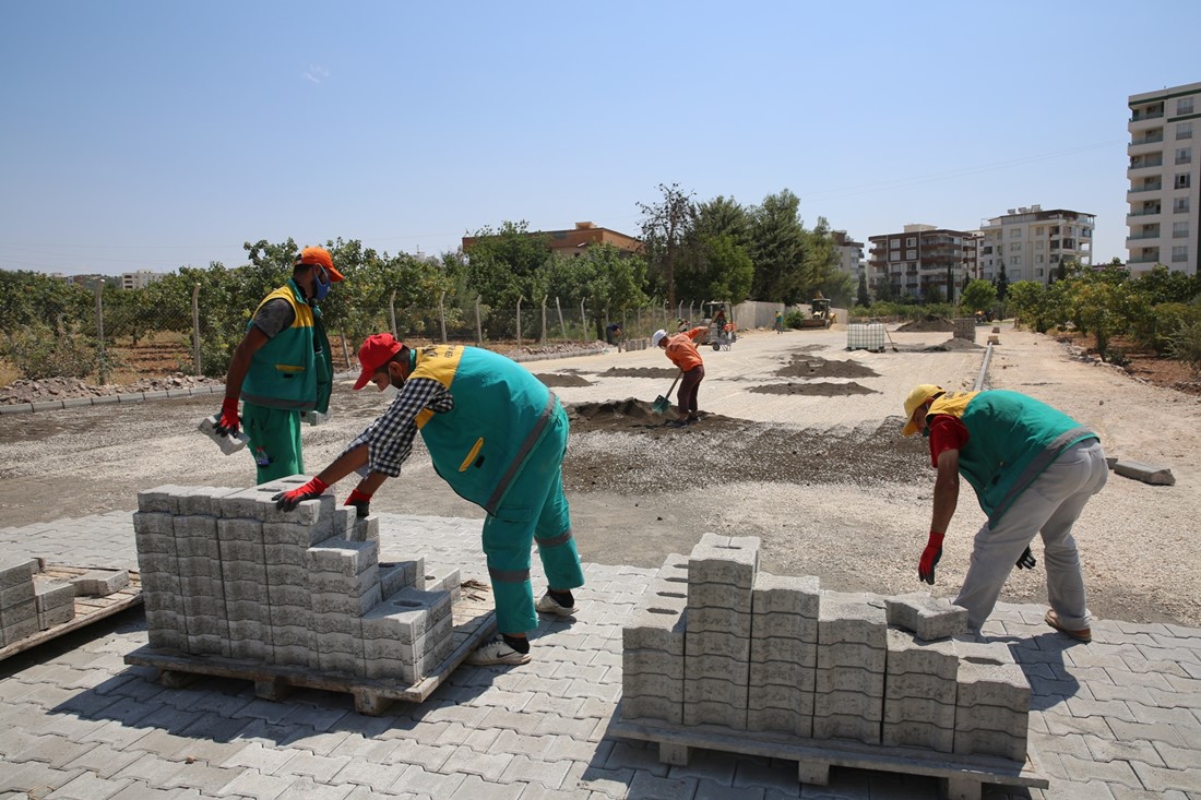 ATAKENT’TE YOLLAR KİLİTLİ PARKEYLE DÖŞENİYOR