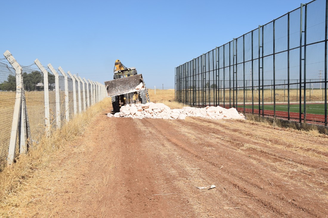 YENİ İLÇE STADINDA YAPILACAK MİSAFİR TRİBÜNÜ İÇİN STABİLİZE YOL ÇALIŞMASI