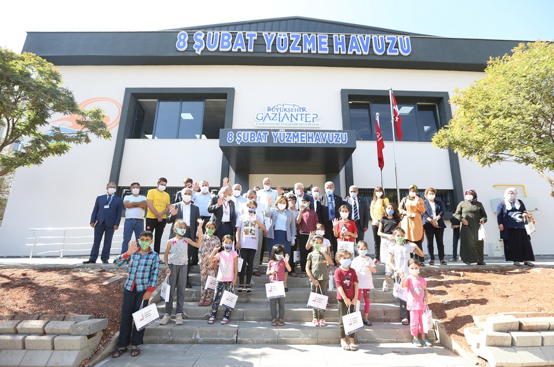 BAŞKAN ŞAHİN EĞİTİMLERE BAŞLAYAN YÜZME HAVUZLARINI ZİYARET ETTİ