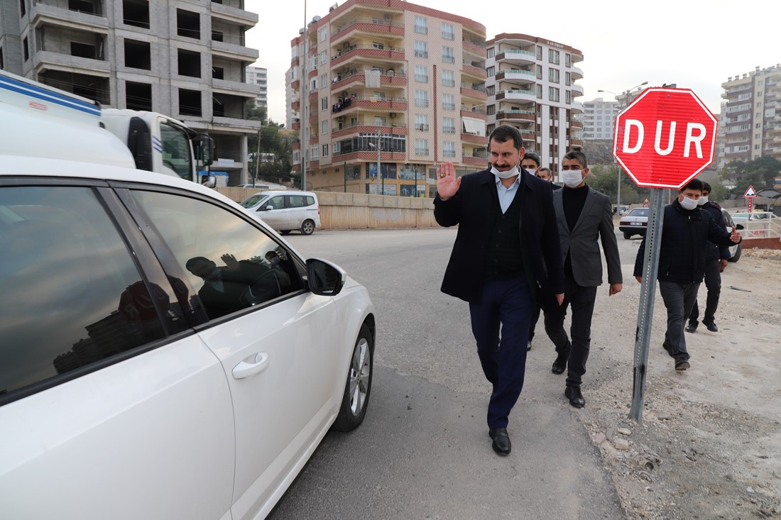 Karaköprü Belediye Başkanı Baydilli, ilçeyi adım adım gezerek sorunları yerinde tespit ediyor