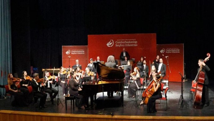 Cumhurbaşkanı Ersin Tatar ve eşi Sibel Tatar, 19 Mayıs Atatürk’ü Anma, Gençlik ve Spor Bayramı etkinlikleri kapsamında KKTC Cumhurbaşkanlığı Senfoni Orkestrası’nın Gençlik Konseri’ni izledi
