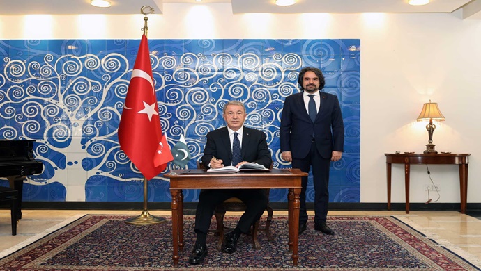 Millî Savunma Bakanı Hulusi Akar, Türkiye’nin İslamabad Büyükelçiliğini Ziyaret Etti