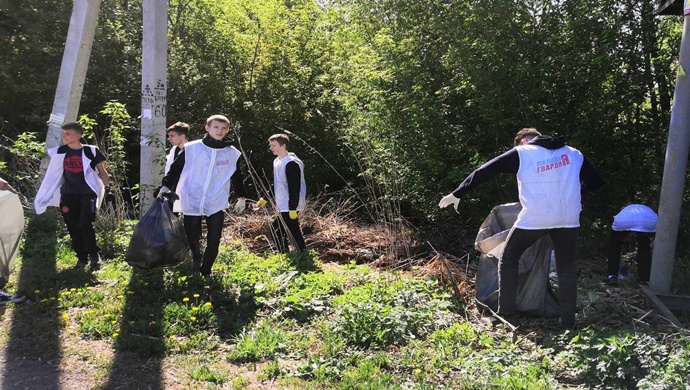 Активисты «Единой России» провели уборку на берегах двух рек Кузбасса