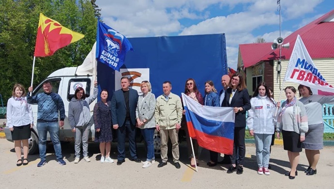 «Единая Россия» отправила помощь жителям ЛДНР: стройматериалы, семена, канцтовары и продукты