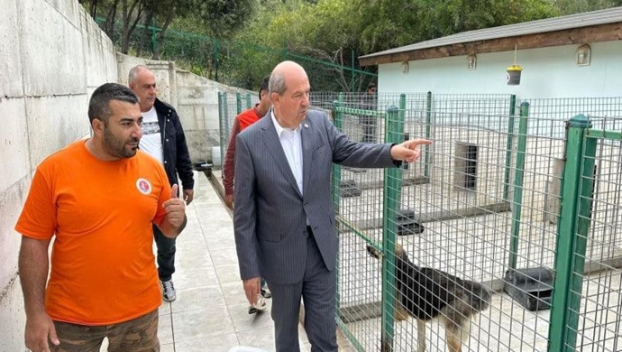 Cumhurbaşkanı Ersin Tatar, Girne’de bulunan köpek barınağını ziyaret etti