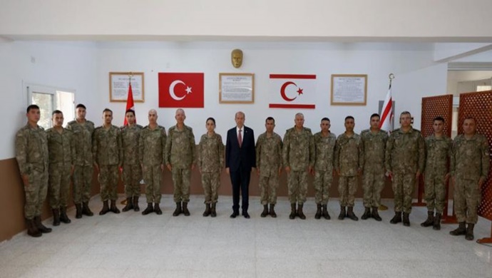 Cumhurbaşkanı Ersin Tatar, 1. Piyade Alayı 3. Piyade Tabur Komutanlığı’nda mücahitlerle bir araya geldi