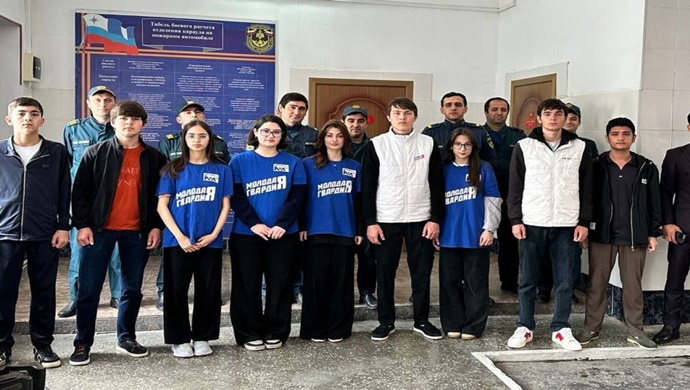 Derbent’te Birleşik Rusya Genç Muhafızları itfaiyecileri mesleki tatilleri dolayısıyla tebrik etti