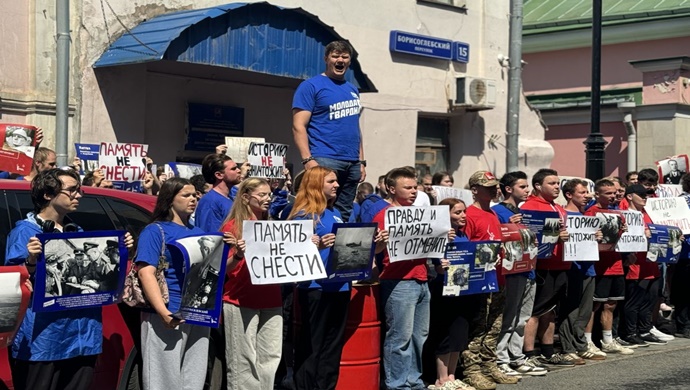Moskova’daki Litvanya Büyükelçiliği’nde MGER ve Gönüllü Şirketi, Vilnius’un Nazi işgalcilerinden kurtarılmasının 81. yıldönümünü anmak için bir miting düzenledi