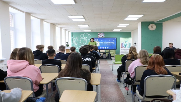 Birleşik Rusya Kadın Hareketi, Belovodsk’taki (LPR) okul çocuklarına robotların, dronların ve sinir ağlarının çalışmalarını tanıttı